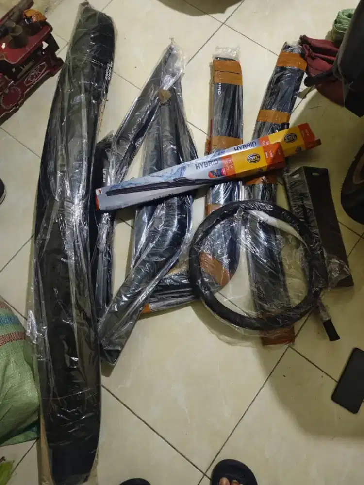 Mobil motor accessories cuci gudang