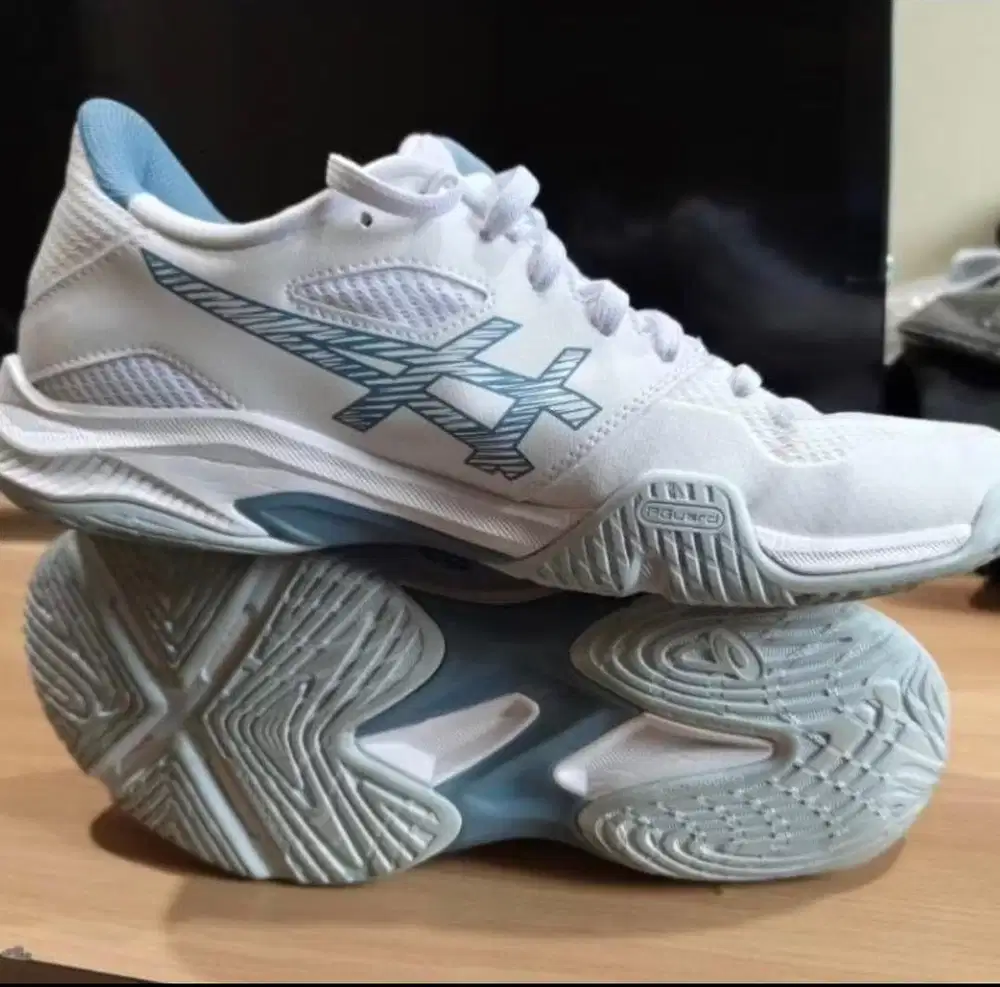 Sepatu badminton / padel / tennis asics FF2