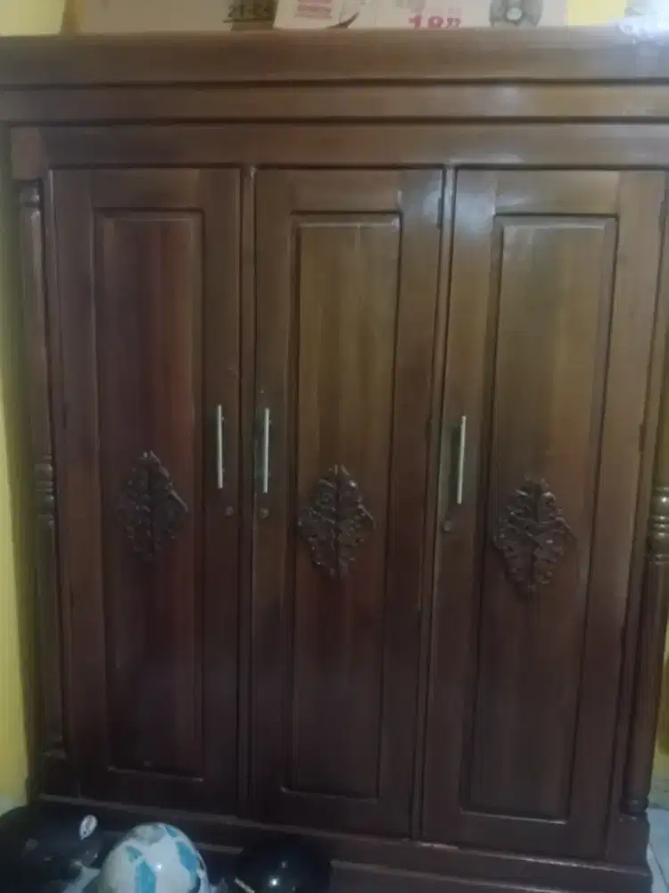 Lemari pakaian 3 pintu