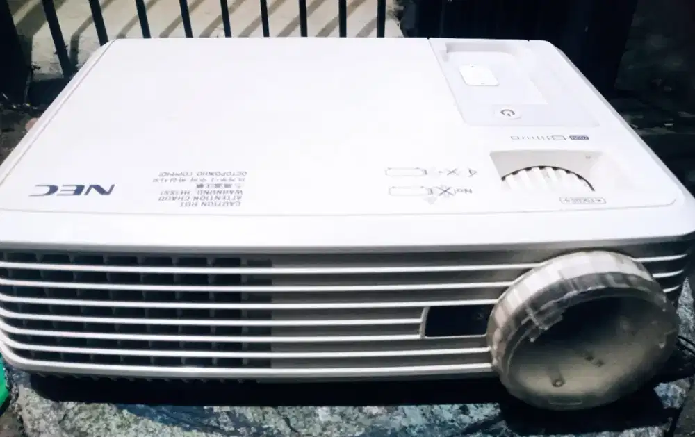Proyektor nec np100