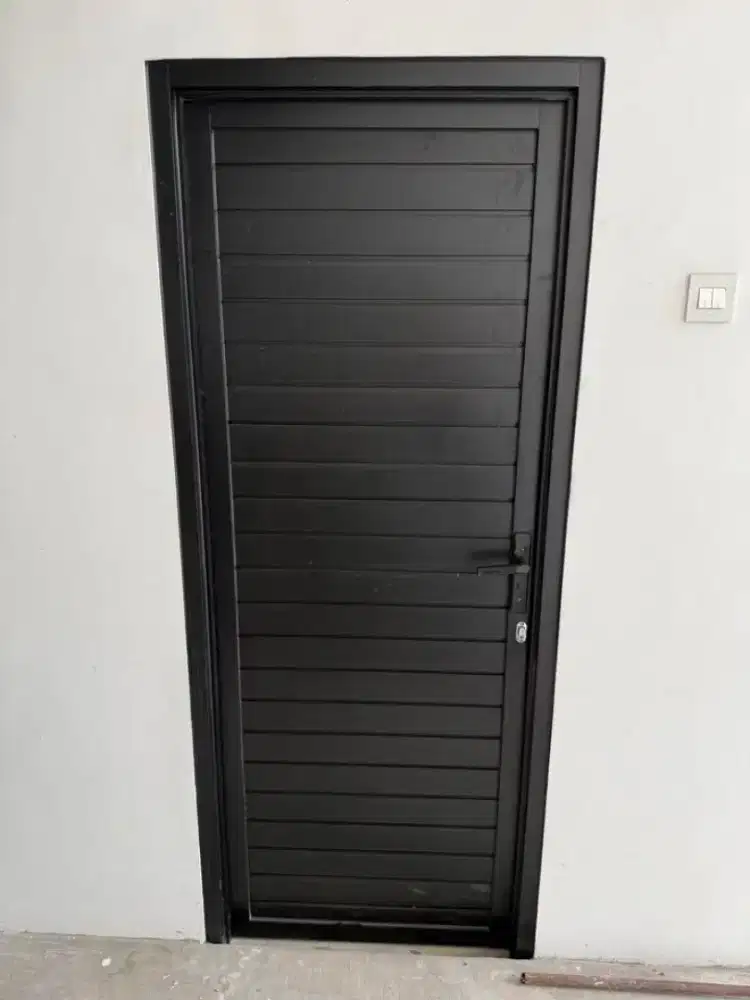 Pintu alumunium anti rayap