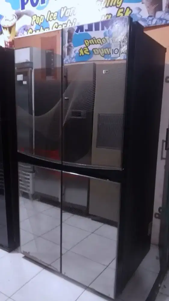 Kulkas mewah 4 pintu x apartmen merek LG,sudah digital