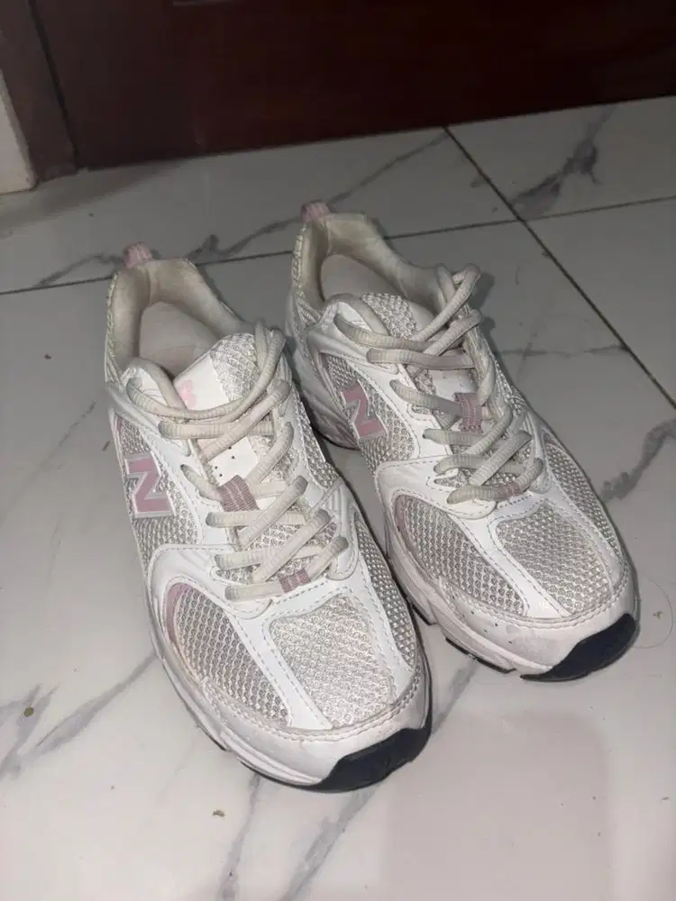 Sepatu Kets New Balance 530 Putih Pink