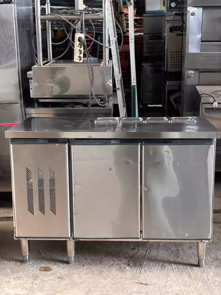 UNDERCOUNTER CHILLER SALAD  2 PINTU 4 PAN
Ukuran 120x60x85
Mulus