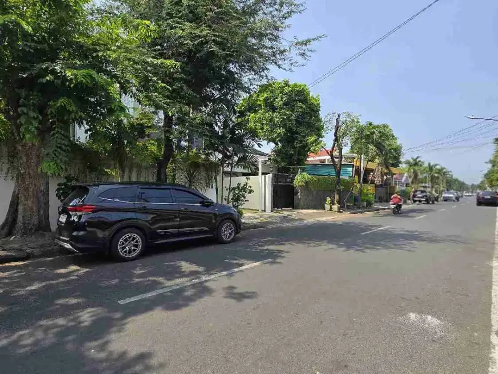 dijual rumah mewah desain Tropis lokasi strategis di Rawamangun Jakarta Timur