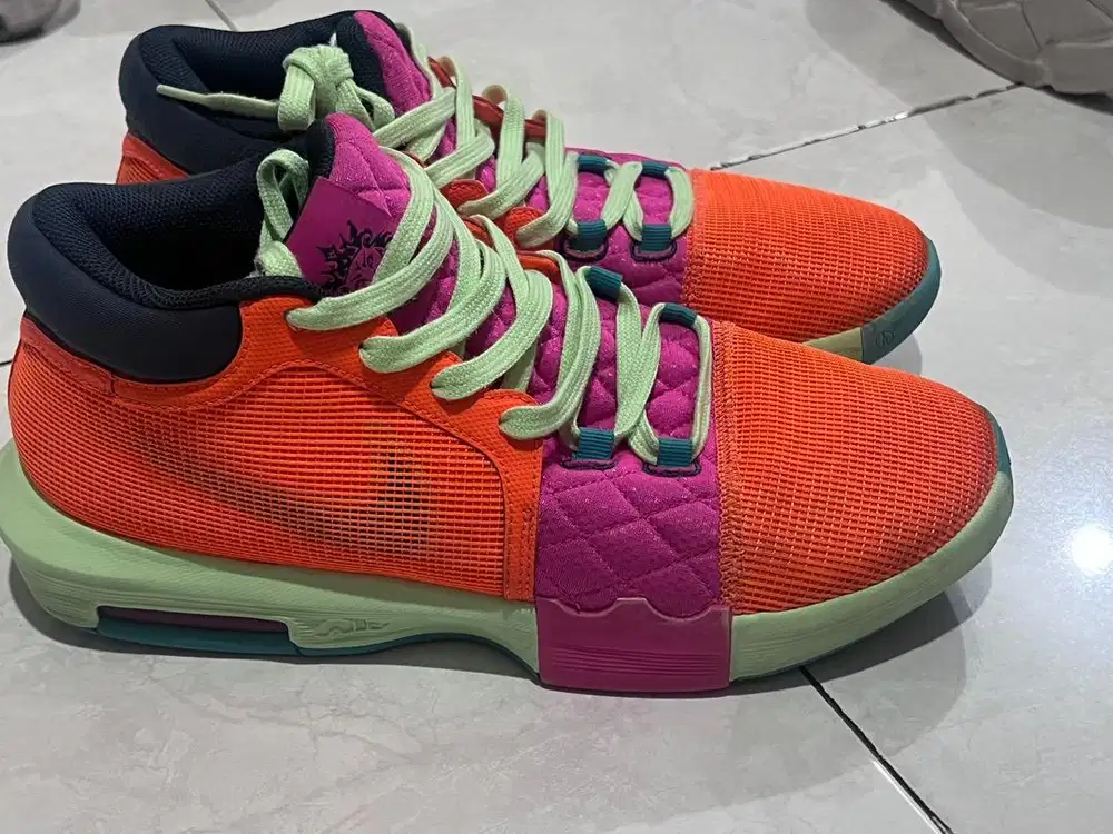 Sepatu basket dan casual..