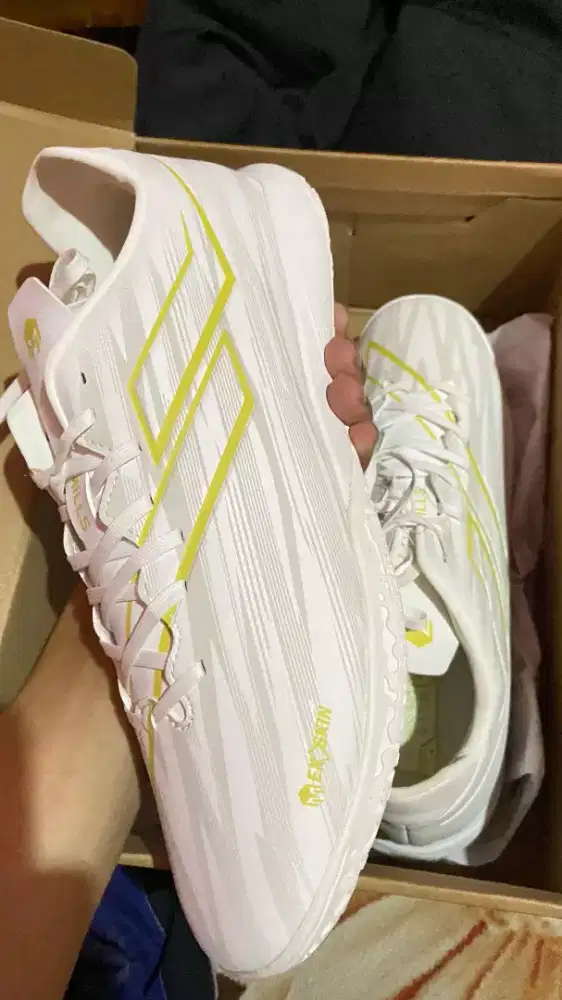 Sepatu futsal Mills