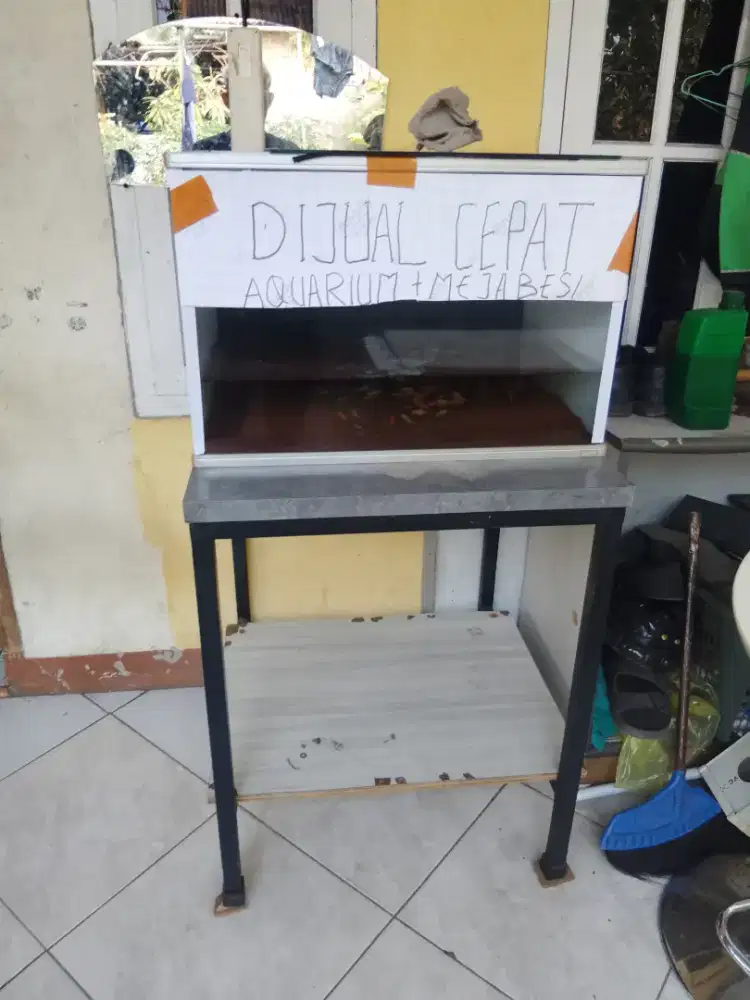 Meja besi dan aquarium merek AQUTE