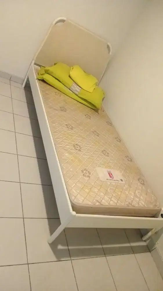 Ranjang besi IKEA