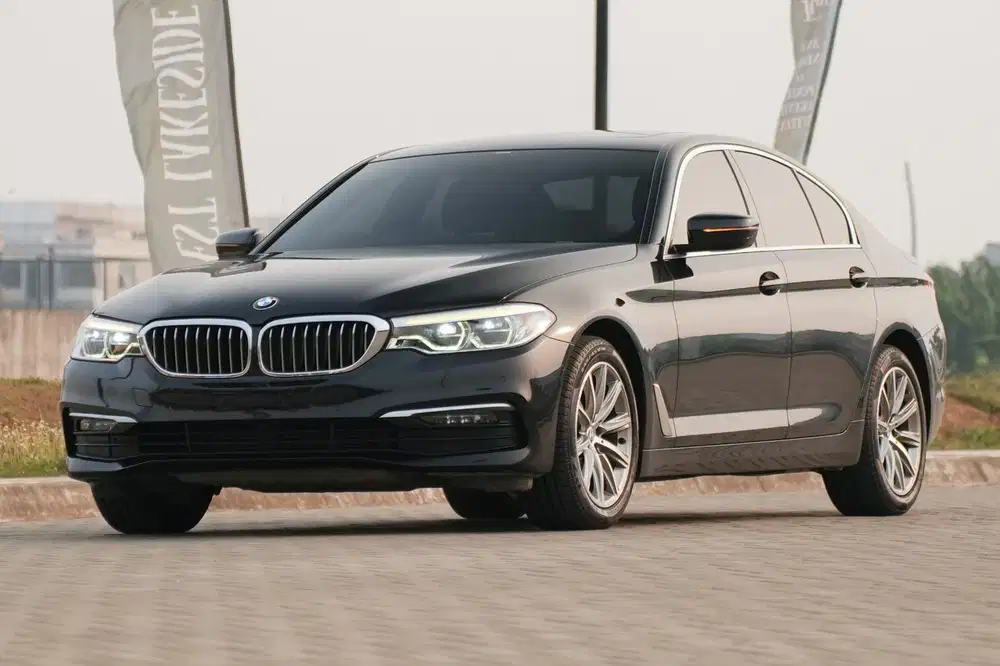Rasa Baru! BMW 520i Luxury 2021 Black Warranty 530i x3 c200 c300