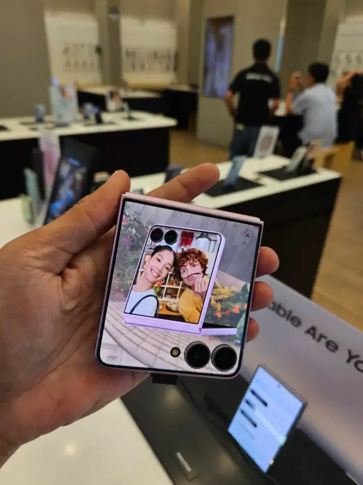 SAMSUNG GALAXY Z FLIP8 FREE WEARABLE & AKSESORIS ORI SENILAI 3 JUTA