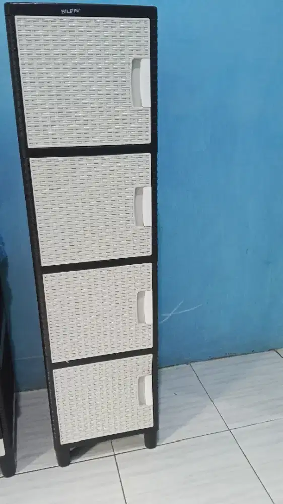 Meja rias kayu jati dan lemari plastik