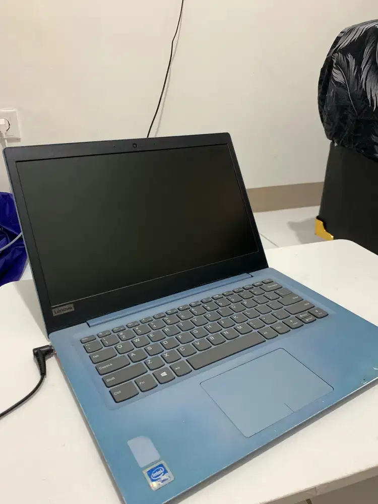 Laptop lenovo biru