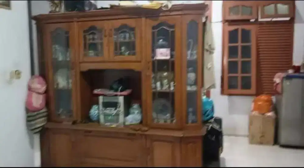 Jual lemari jati kaca jati tua koleksi jati ada guci jua