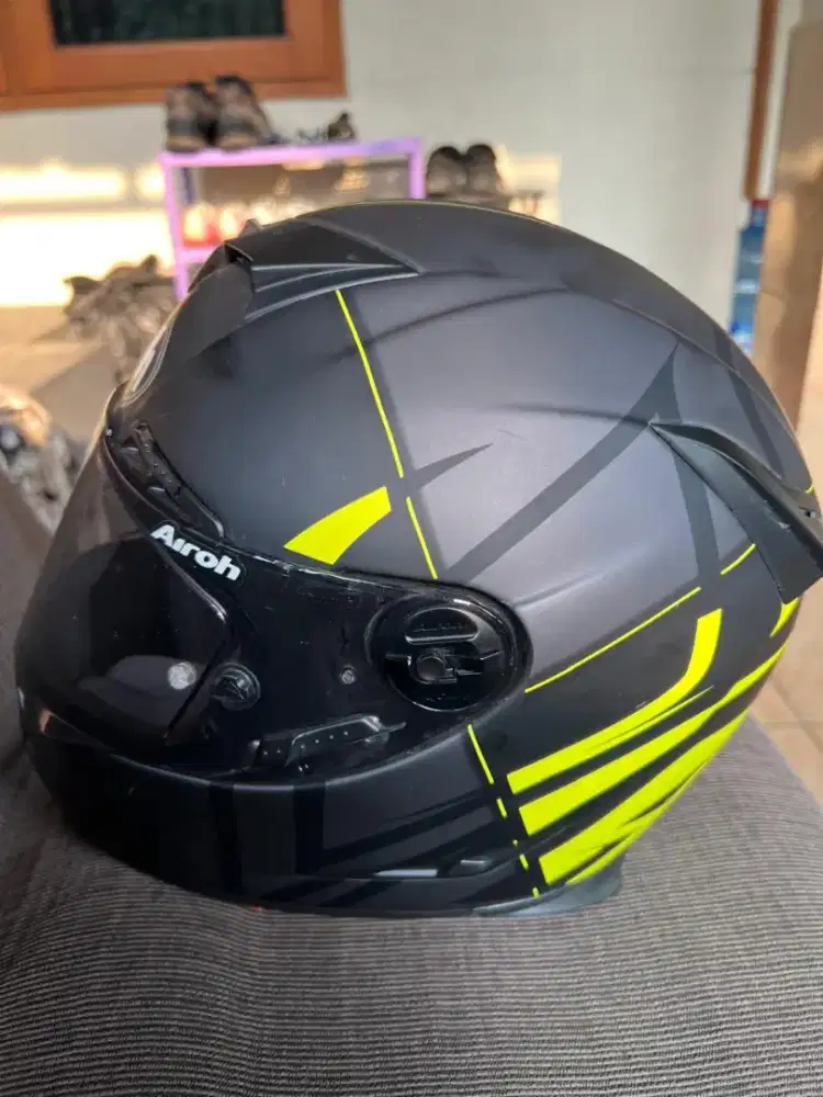 Helmet Airoh Italy seperti baru