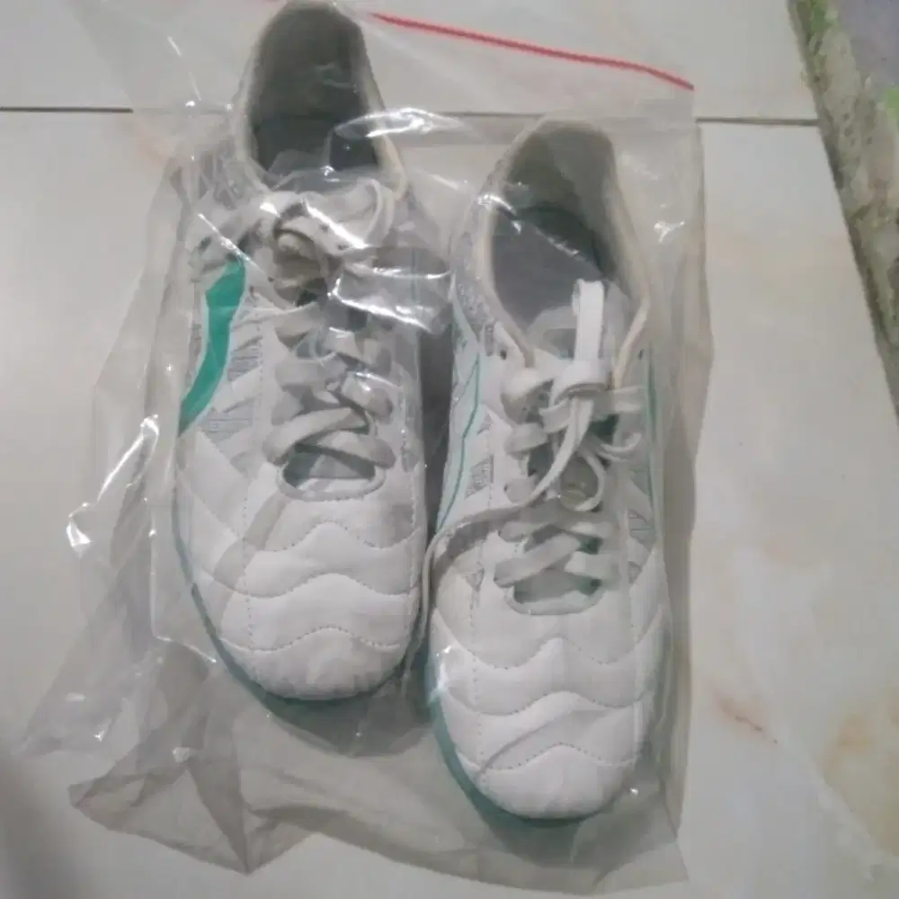 Sepatu futsal 42
