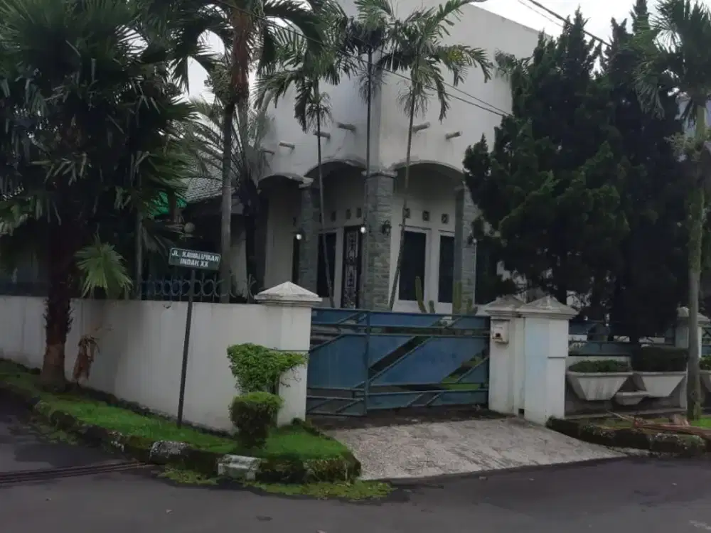 Rumah bagus Siap Huni dan terawat di posisi hook komplek kawaluyaan indah