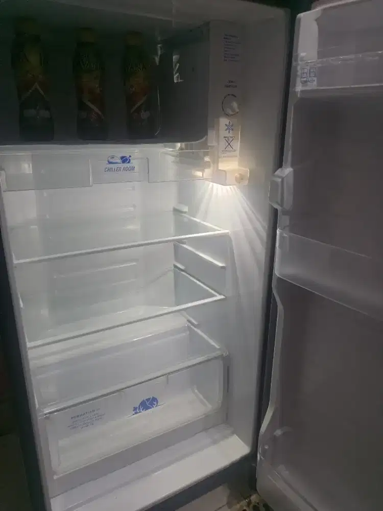 Kulkas 1 pintu Aqua masih bagus baru pakai 5 bulan