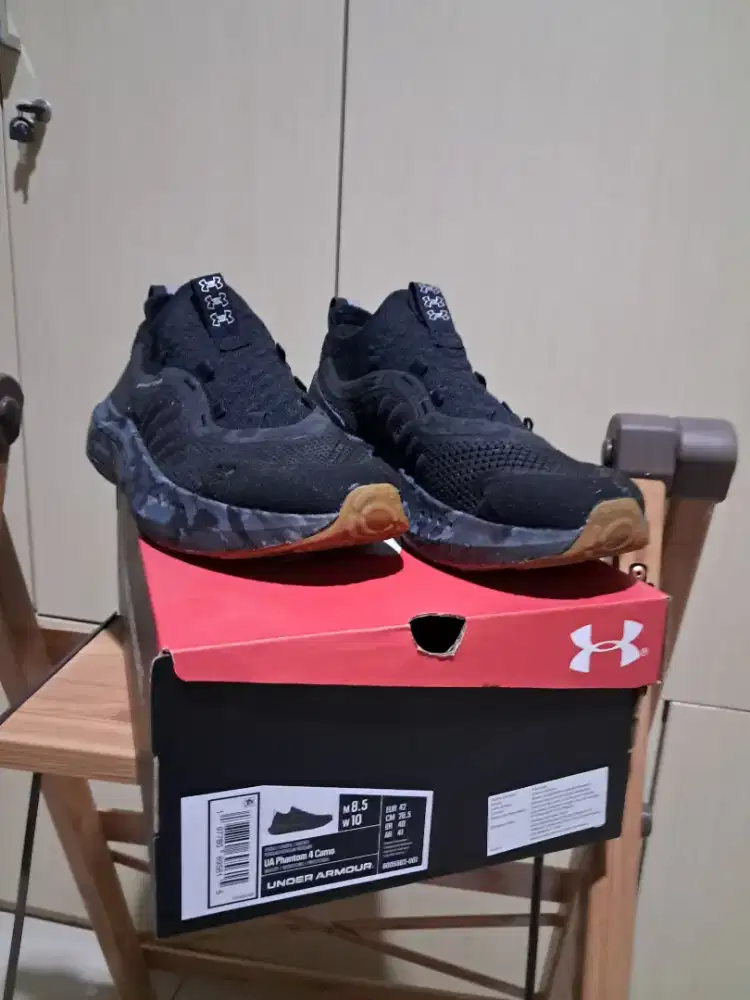 Jual sepatu olahraga under armour