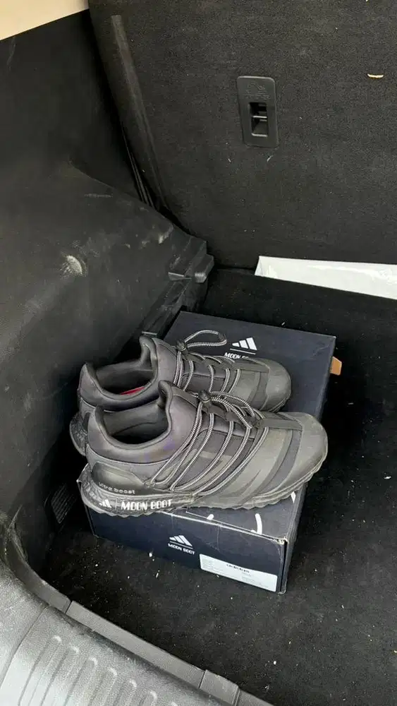 Limited adidas x moon boot like new
