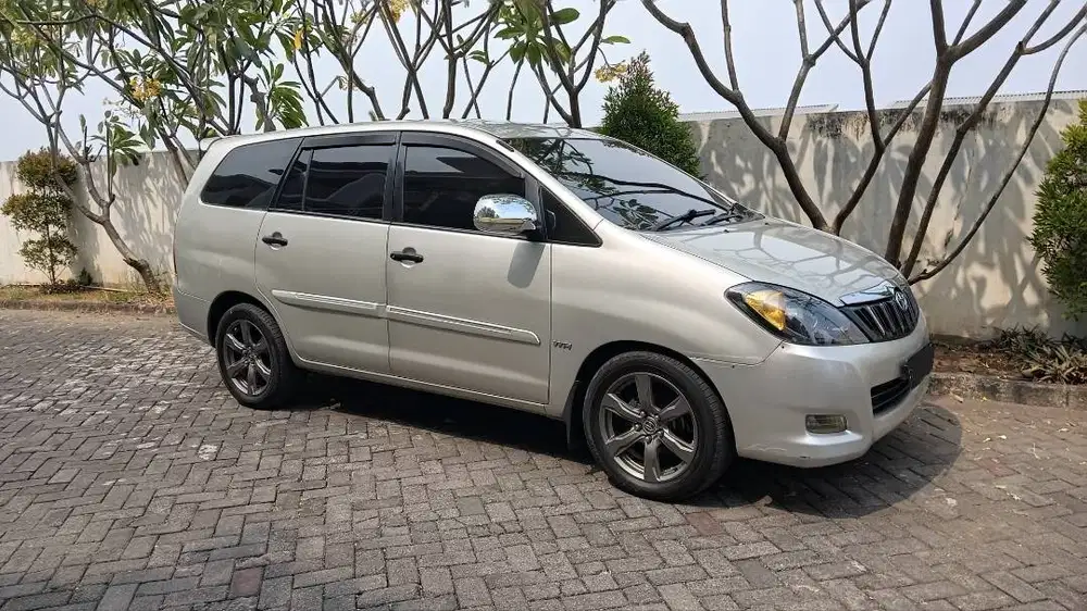Toyota Kijang Innova (2004)