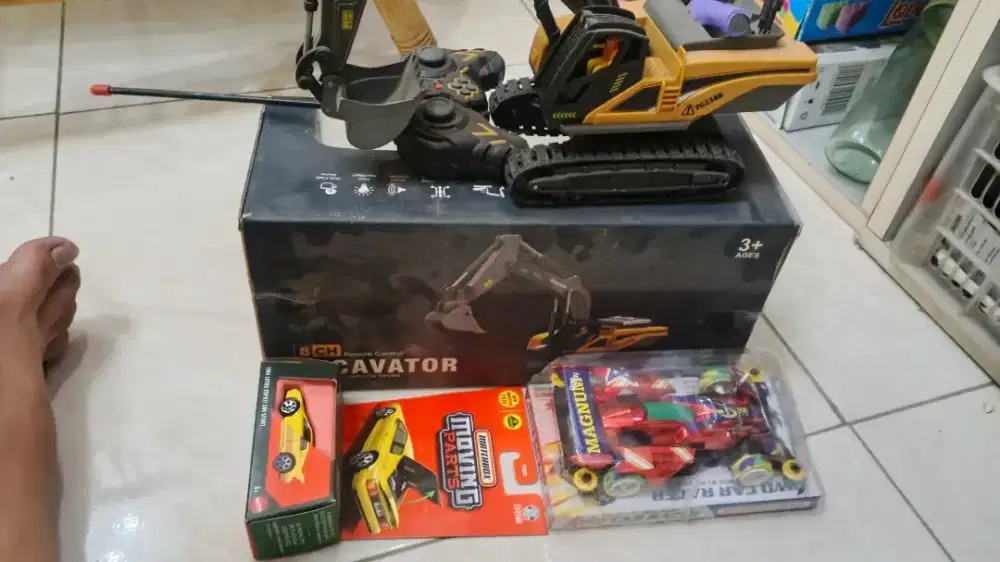 Mainan excavator. & Tamiya dan hotwels
