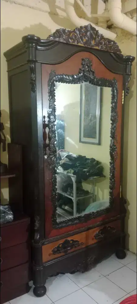Lemari kuno antik ukiran