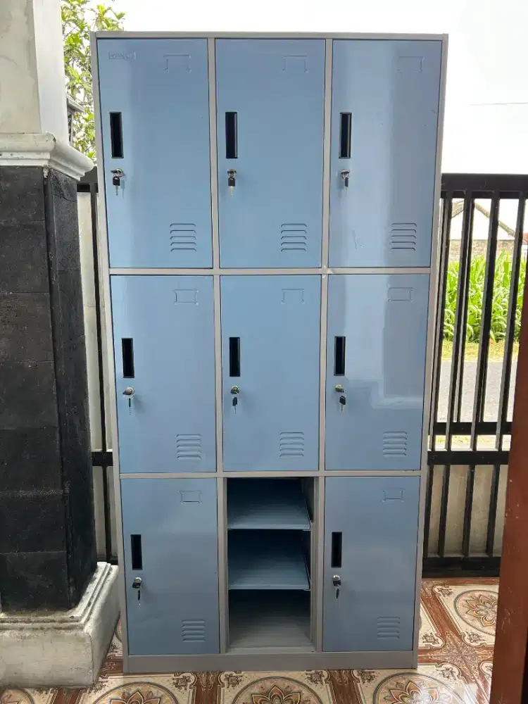 Loker besi 9pintu