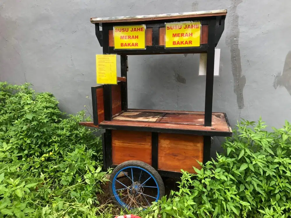 Karyawan susu jahe hanya malam hari