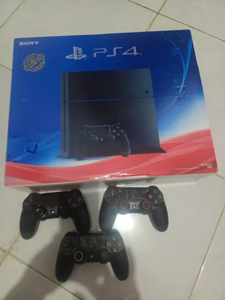 For sale PS4 FAT 500GB JET BLACK PLUS GAMES SECOND MULUS TANPA CACAT