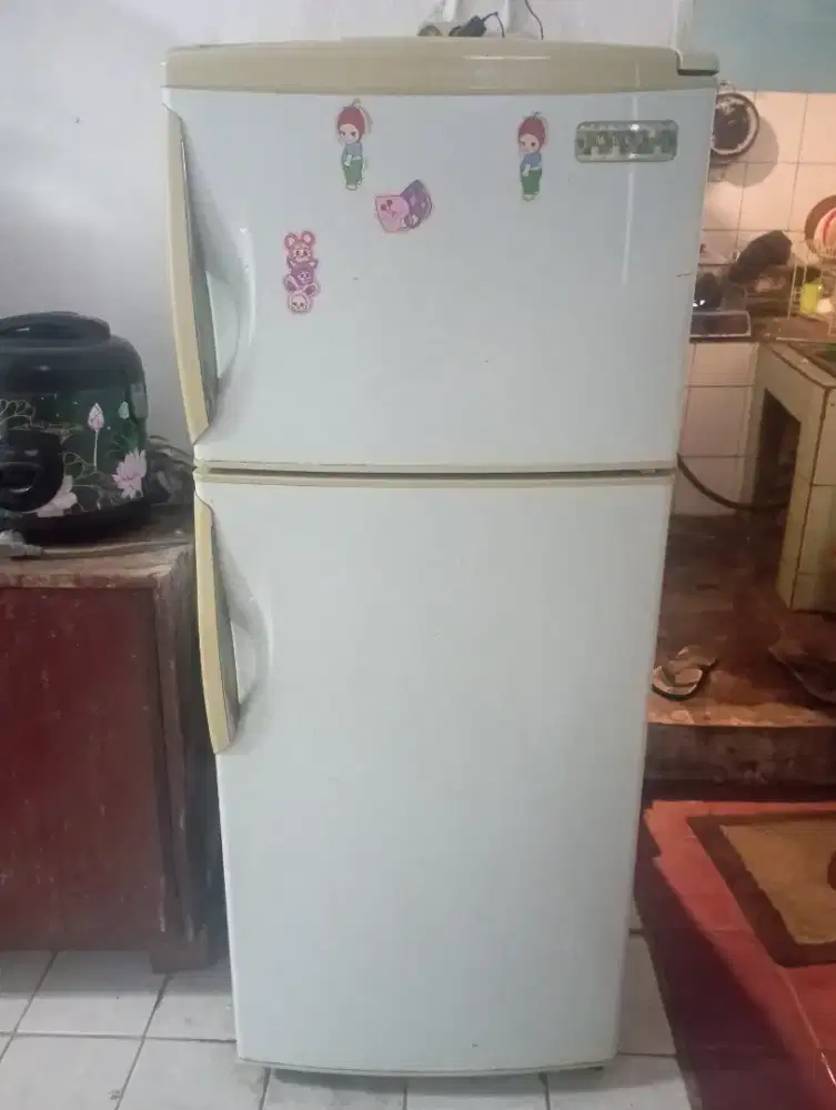 Kulkas 2 Pintu merk Sanyo Emerald normal beku dingin tinggal pake