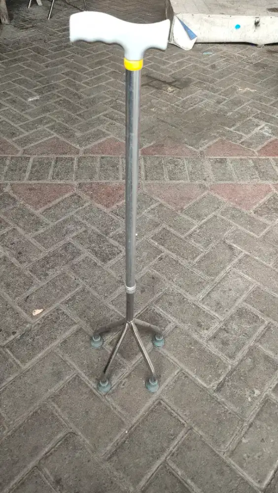 Tongkat kaki 4 untuk lansia
