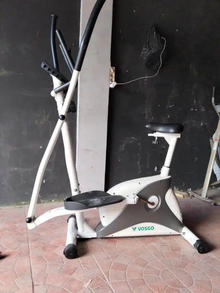 Sepeda statis elliptical. Alat olahraga fitnes gym