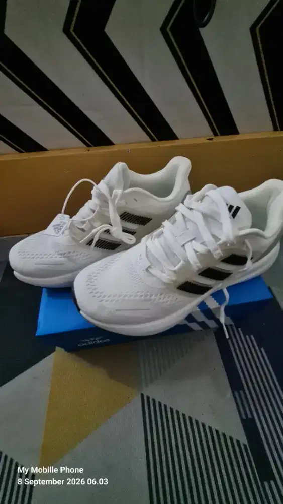 Sepatu UltraRun Adidas