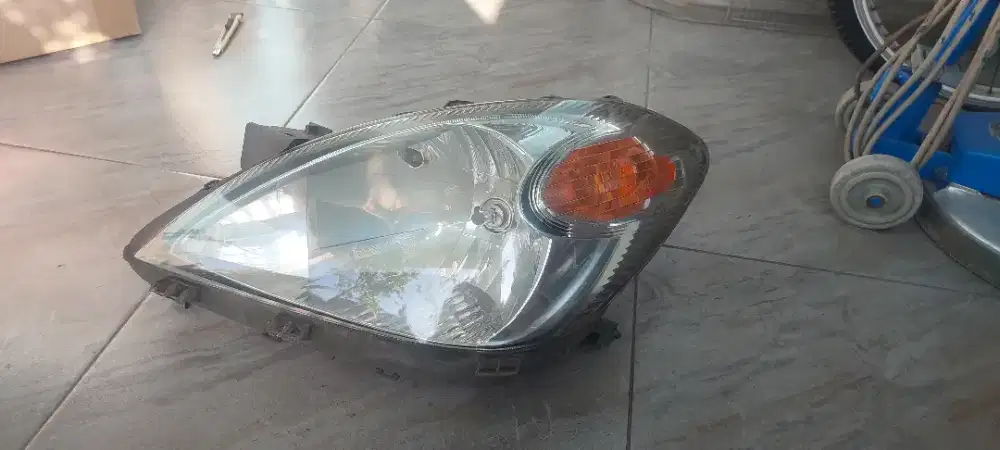 Lampu utama avanza/zenia  2010