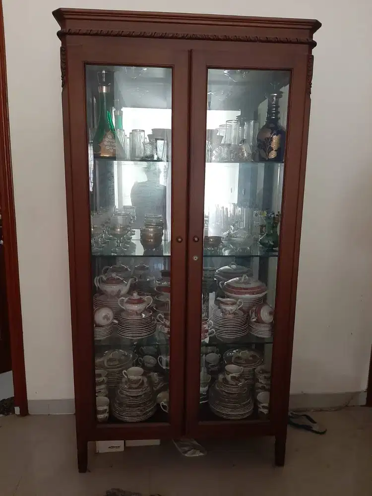 Lemari kayu dengan kaca sekat