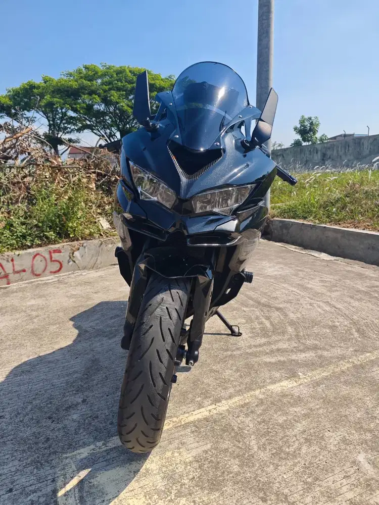 Kawasaki Ninja ZX25R NON ABS 2023 Hitam Bandung KBB