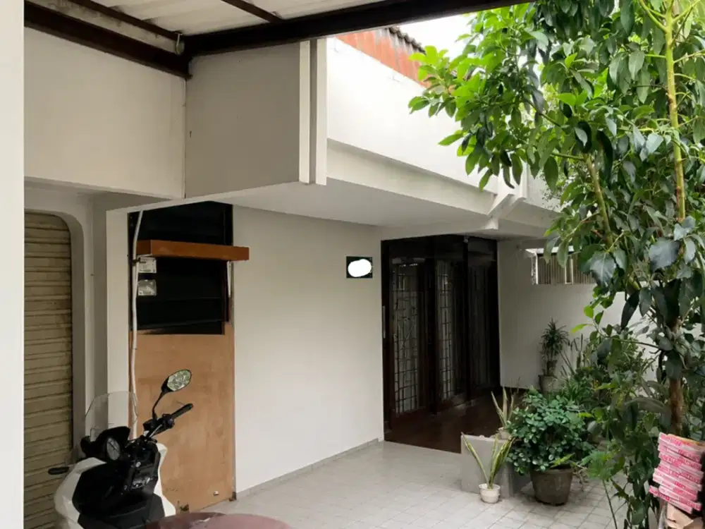 Rumah 2 Lantai Layak Huni di Dalam Komplek Perumahan Kebon Jeruk, Jakarta Barat