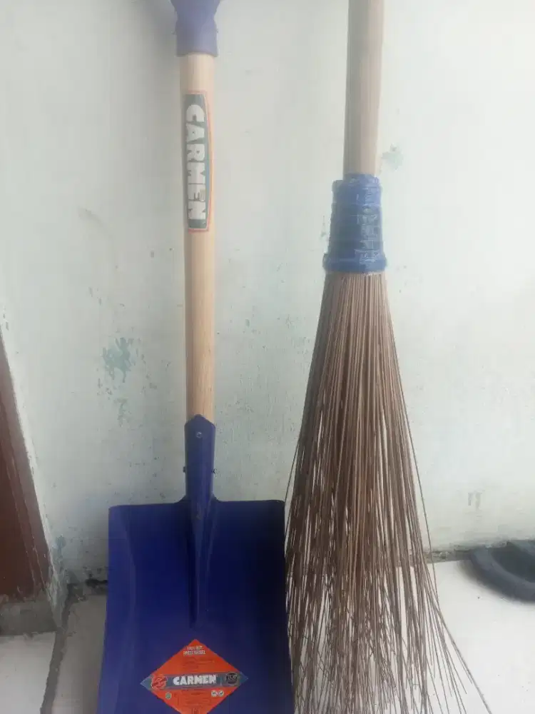 Sekop Carmen dan sapu lidi