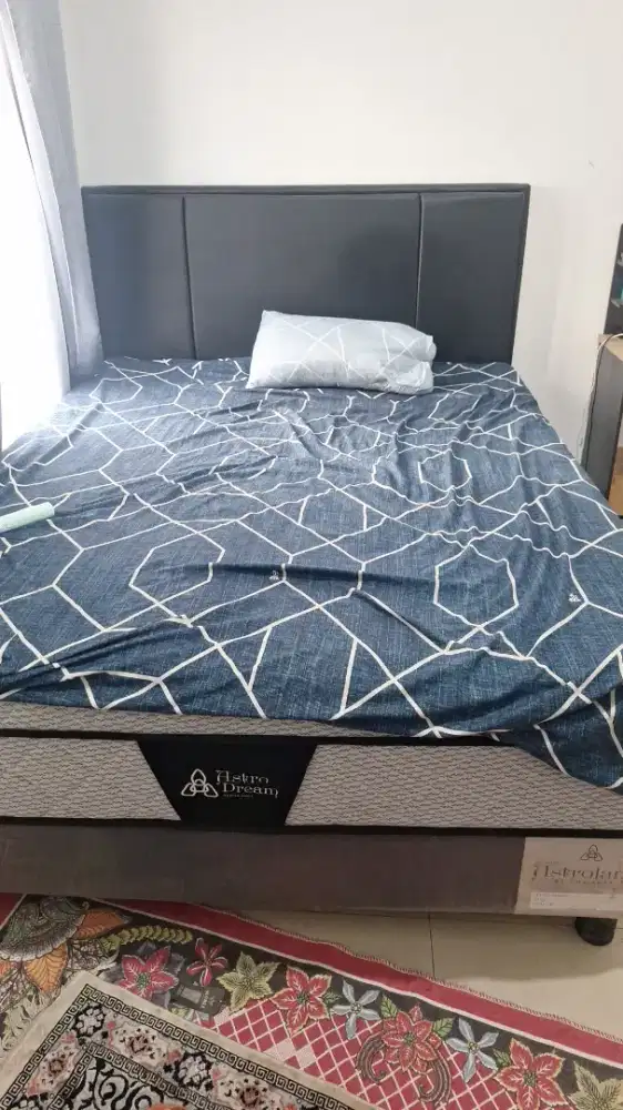 5 tempat tidur single baru, satu tempat tidur king size bekas, sebuah