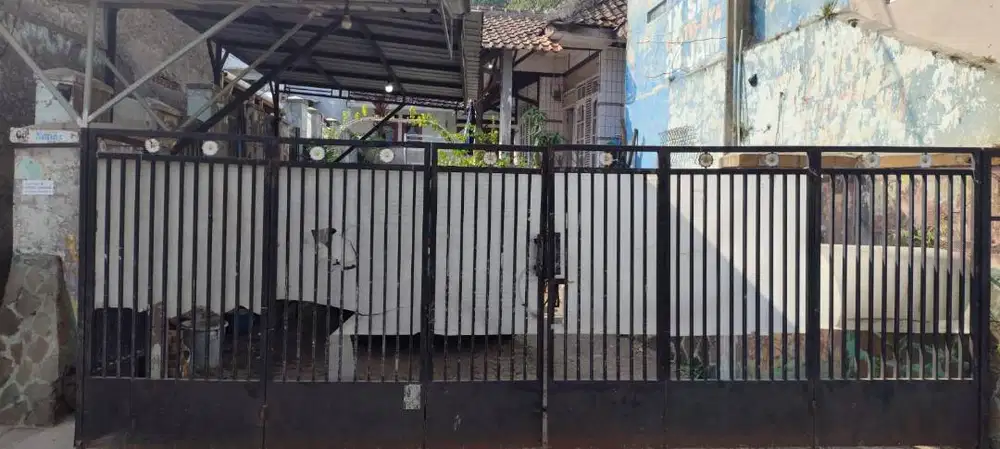 Jual Rumah Cepat! Siap huni. Area Carport cukup 2 mobil.