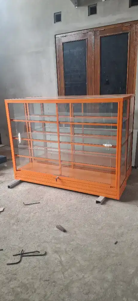 Etalase lemari kabinet