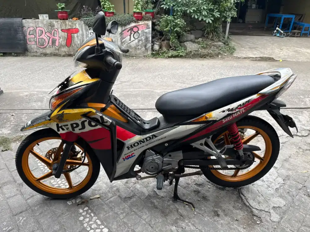 Honda Blade Repsol THN 2012 plat AB Wonosari