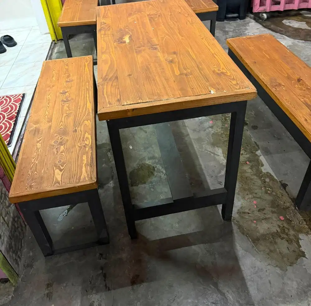 Satu Set Meja dan Kursi Makan