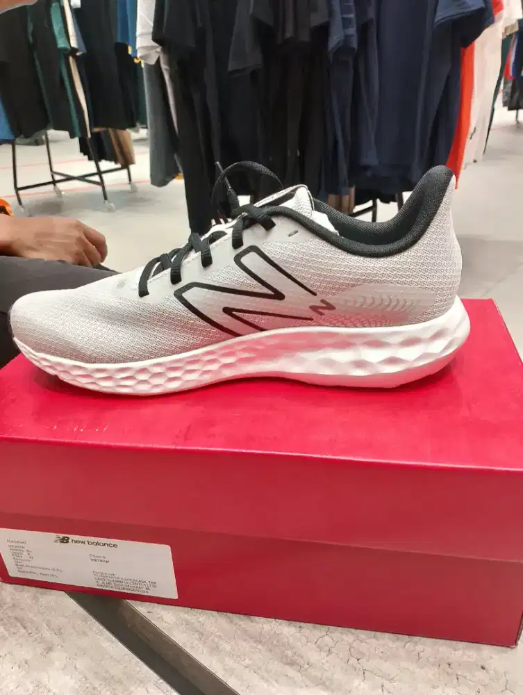 NEW BALANCE SIZE 42