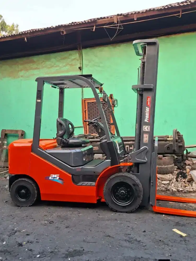 Forklift Heli 2,5 Ton,Matic,Threelift 6 Meter,Isuzu C240,Tahun 2023