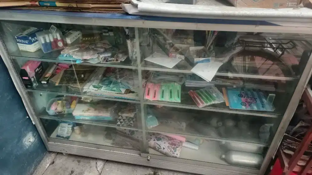 Etalase bekas ATK