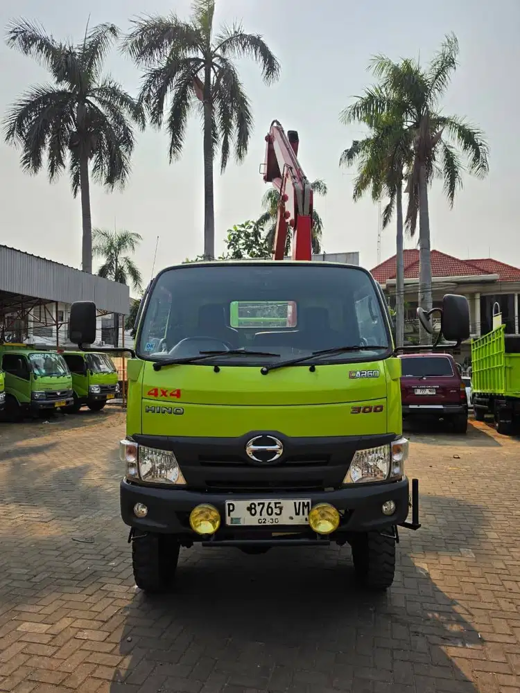 TMC Canter Dutro 136HDL 4x4 Crane lipat Ferarri 561 2.5 Ton