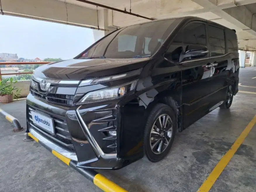 Toyota Voxy 2.0 Bensin-AT 2020 Hitam