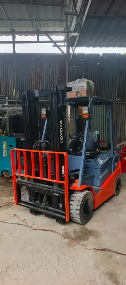 Forklift Toyota 2,5 Ton,Threelift,Sideshif,8FB25,Tahun 2015 (Elektric)